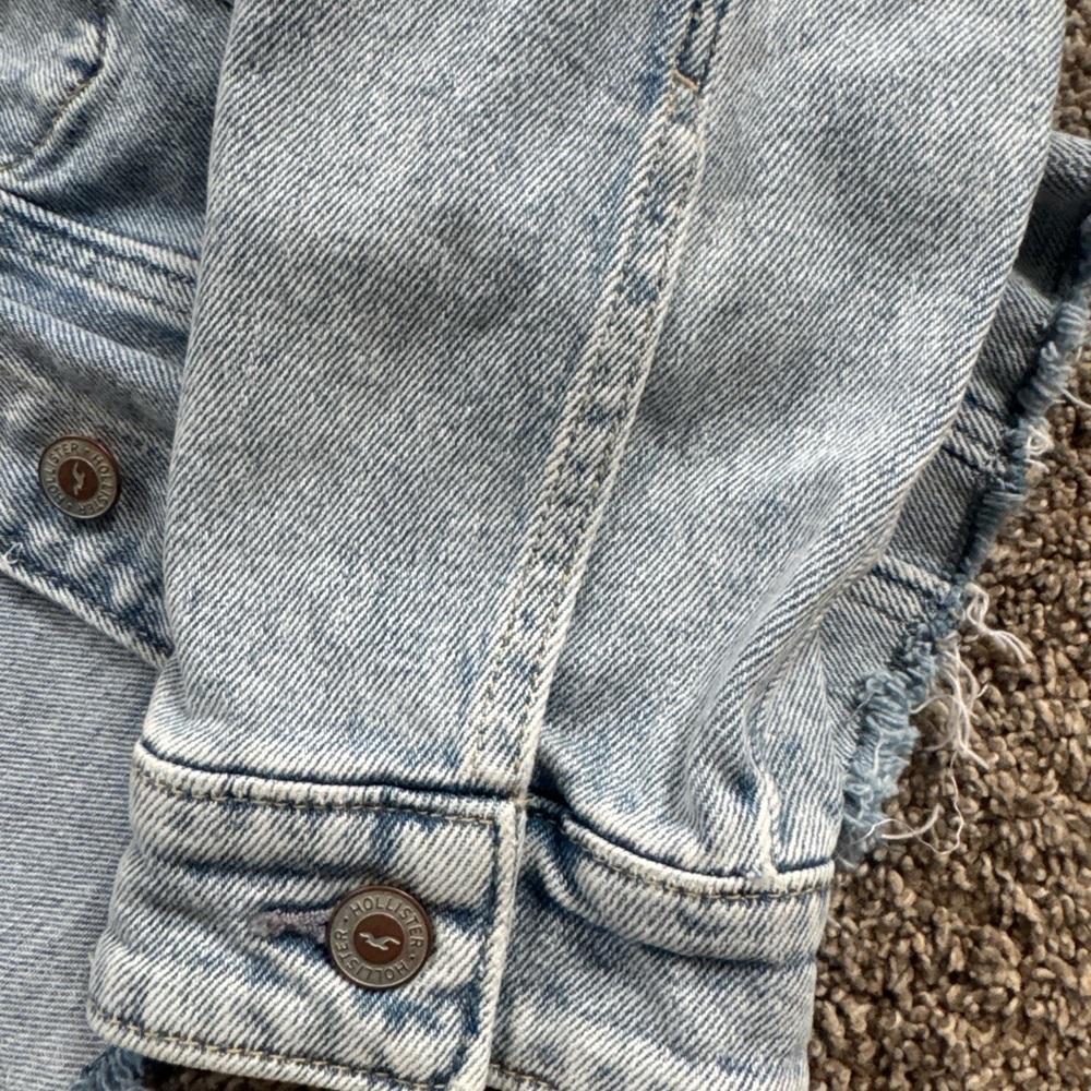 Hollister Women’s Xl but fits Large Light Wash Distressed Denim Jacket EUC - Picture 6 of 11